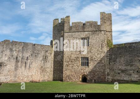 Marten's Tower dal Lower Courtyard, Chepstow Castle, Galles, Regno Unito Foto Stock