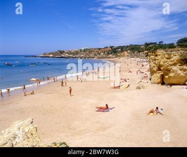 Vista sulla spiaggia Praia da Oura, distretto di Faro, regione di Algarve, PORTOGALLO Foto Stock