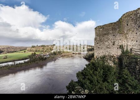 Parete del castello che si affaccia sul fiume Wye, Chepstow, Galles, Regno Unito Foto Stock