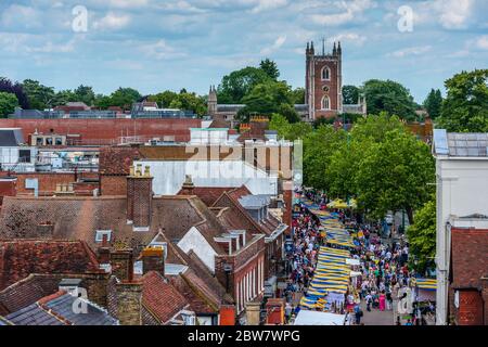 St Albans, Inghilterra: St Peter's Street e la chiesa di San Pietro visti dalla Torre dell'Orologio in un giorno di mercato. Foto Stock