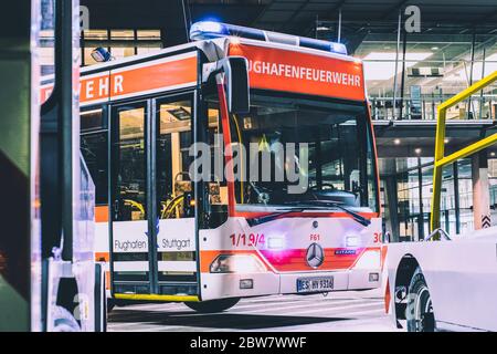 Bus der Flughafenfeuerwehr mit Blaulicht am Flughafen Stuttgart (Str/EDDS) bei Nacht Foto Stock