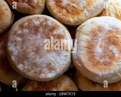 una pila di muffin inglesi freschi e griddled Foto Stock