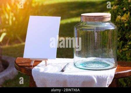 Dettaglio di una tela e di un vaso di vetro in occasione di un matrimonio Foto Stock