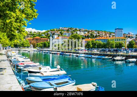 Croazia, città di Rijeka, vista dello skyline dal Delta e fiume Rjecina sulle barche di fronte, colorati vecchi edifici, monumenti e Trsat sulla collina in Foto Stock