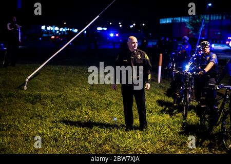 Hampton, Virginia, Stati Uniti. 29 maggio 2020. Il capo della polizia di Newport News Steve Drew guarda gli ufficiali di polizia e i manifestanti di Hampton vicino all'intersezione di Mercury Blvd e Power Plant Parkway venerdì 29 maggio 2020 a Hampton, VA. Capo Drew è stato vice capo delle operazioni di pattuglia per il reparto di polizia di Richmond, VA prima di diventare capo della polizia di Newport News nel 2018. Credit: John C. Clark/ZUMA Wire/Alamy Live News Foto Stock