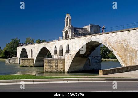 Il ponte Saint Bénézet (le pont d'Avignon) sul fiume Rhône, Avignone, Provenza Foto Stock