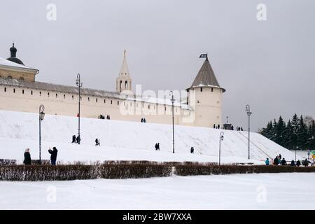 KAZAN, RUSSIA - 3 GENNAIO 2020: Torre sud-ovest del Cremlino Kazan in una serata invernale Foto Stock