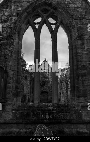 Le rovine di Old Temple Kirk, Temple, Midlothian, Scozia. Versione in bianco e nero Foto Stock