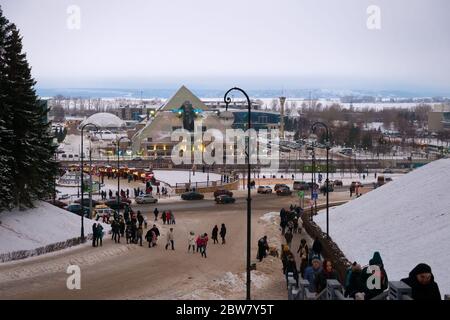 KAZAN, RUSSIA - 3 GENNAIO 2020: Vista della città e del complesso commerciale e di intrattenimento Piramide in una serata invernale nuvolosa Foto Stock