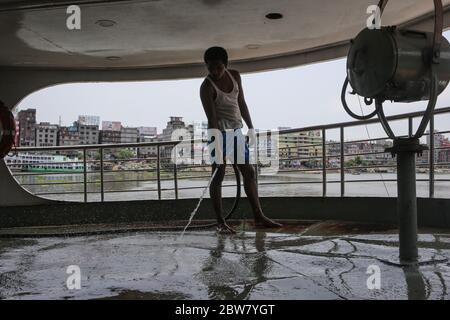 Dhaka, Dhaka, Bangladesh. 30 maggio 2020. I lavoratori stanno lavando il lancio al terminal di lancio di Sadarghat, mentre il governo ha deciso di aprire tutti i tipi di trasporti pubblici in una certa misura dal 31 maggio 2020 al 15 giugno 2020. Credit: Md. Rakibul Hasan/ZUMA Wire/Alamy Live News Foto Stock