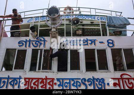 Dhaka, Dhaka, Bangladesh. 30 maggio 2020. I lavoratori stanno lavando il lancio al terminal di lancio di Sadarghat, mentre il governo ha deciso di aprire tutti i tipi di trasporti pubblici in una certa misura dal 31 maggio 2020 al 15 giugno 2020. Credit: Md. Rakibul Hasan/ZUMA Wire/Alamy Live News Foto Stock