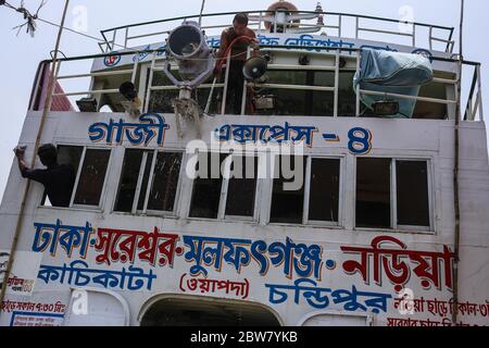 Dhaka, Dhaka, Bangladesh. 30 maggio 2020. I lavoratori stanno lavando il lancio al terminal di lancio di Sadarghat, mentre il governo ha deciso di aprire tutti i tipi di trasporti pubblici in una certa misura dal 31 maggio 2020 al 15 giugno 2020. Credit: Md. Rakibul Hasan/ZUMA Wire/Alamy Live News Foto Stock