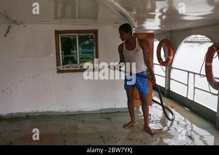 Dhaka, Dhaka, Bangladesh. 30 maggio 2020. I lavoratori stanno lavando il lancio al terminal di lancio di Sadarghat, mentre il governo ha deciso di aprire tutti i tipi di trasporti pubblici in una certa misura dal 31 maggio 2020 al 15 giugno 2020. Credit: Md. Rakibul Hasan/ZUMA Wire/Alamy Live News Foto Stock