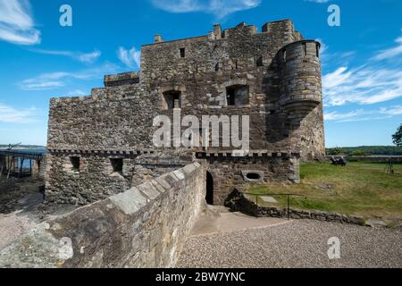 Il castello di Nblackness sulle rive del Firth of Forth, West Lothain. È stato utilizzato come location di un film e più recentemente nella serie Outlander TV. Foto Stock