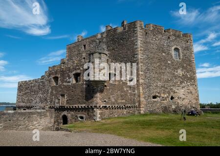 Il castello di Nblackness sulle rive del Firth of Forth, West Lothain. È stato utilizzato come location di un film e più recentemente nella serie Outlander TV. Foto Stock