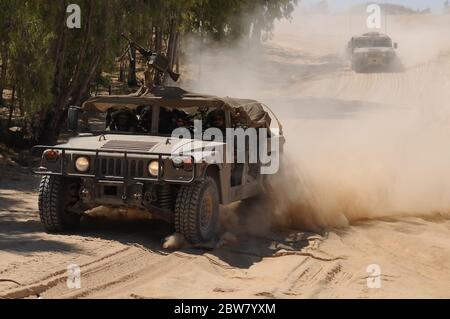 israele del sud 3 agosto 2014 soldati israeliani vicino al confine di gaza durante un conflitto Foto Stock