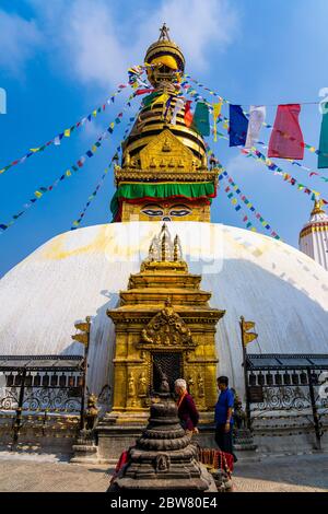 I turisti a Swayambhu Stupa, conosciuto anche come il Tempio delle scimmie, Kathmandu, Nepal, Nepalese, Asia, Asiatico, Paese Himalayano, Himalaya. Foto Stock