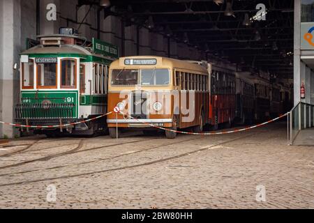 E vecchio garage autobus a Porto, Portogallo Foto Stock