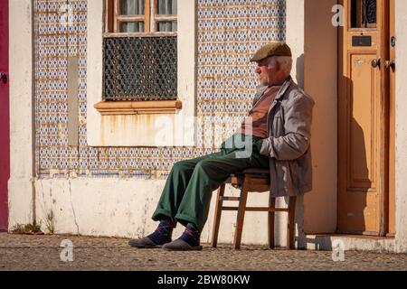 Un vecchio seduto sulla sedia a Foz do Douro, Porto, Portogallo Foto Stock