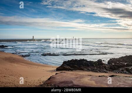 Faro di Farolim de Felgueiras e Farolim da barra do Douro a Porto, Portogallo Foto Stock