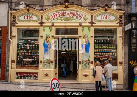 Di fronte A Una Pérola do Bolhão a Porto, Portogallo Foto Stock
