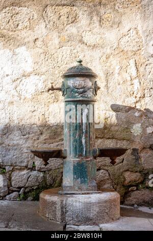 Una vecchia fontana d'acqua sulla strada nella parte vecchia di Porto, Portogallo Foto Stock