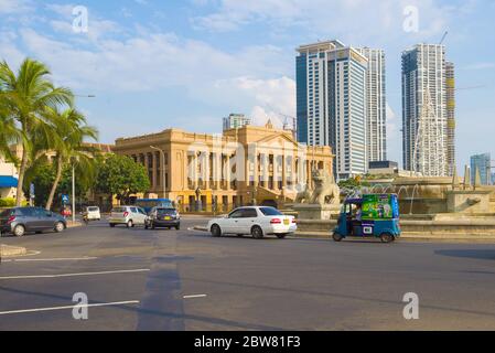 COLOMBO, SRI LANKA - 21 FEBBRAIO 2020: Il vecchio edificio del Parlamento in un moderno paesaggio urbano Foto Stock