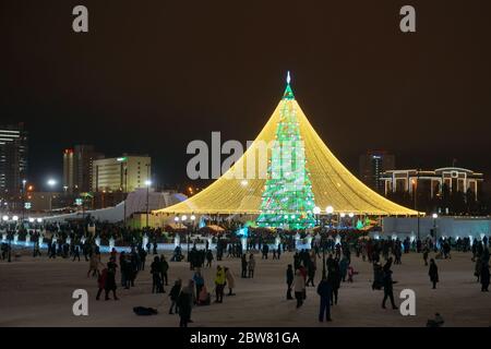 KAZAN, RUSSIA - 3 GENNAIO 2020: Albero di Natale luminoso e decorativo vicino al Centro della Famiglia Kazan. E il parco decorato per le vacanze di Capodanno su un nuvoloso Foto Stock