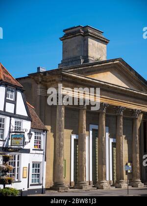 Castle Street, The Sun Inn, e st Marys Church, Reading, Berkshire, Inghilterra, Regno Unito, GB. Foto Stock