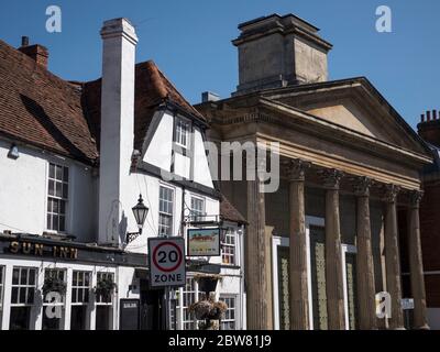 Castle Street, The Sun Inn, e st Marys Church, Reading, Berkshire, Inghilterra, Regno Unito, GB. Foto Stock