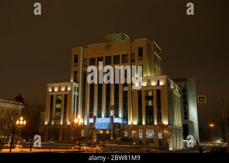 KAZAN, RUSSIA - 3 GENNAIO 2020: La costruzione del Consiglio di Stato della Repubblica del Tatarstan in Piazza della libertà in una notte invernale nuvolosa Foto Stock