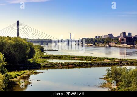 Varsavia, Mazovia / Polonia - 2020/05/09: Vista panoramica del fiume Vistola nel centro di Varsavia con il Ponte Swietokrzyski - la maggior parte Swietokrzyski - che collega Powi Foto Stock