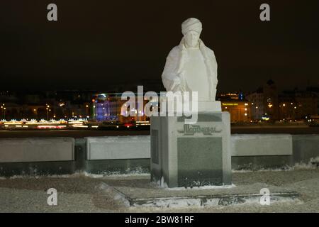 KAZAN, RUSSIA - 3 GENNAIO 2020: Monumento a Shigabutdin Mardzhani a Kazan, vicino alla moschea di Mardzhani, sulle rive del lago Kaban, in un inverno nuvoloso Foto Stock