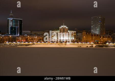 KAZAN, RUSSIA - 3 GENNAIO 2020: Notte Kazan. Argine del lago Kaban, vista della strada Marcel Salimzhanov in una notte nuvolosa d'inverno Foto Stock