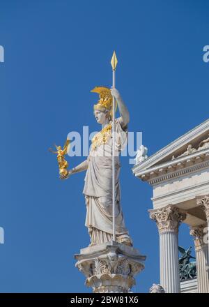 La dea Atena statua in cima alla Pallas Athene Fontana al di fuori del Parlamento austriaco a Vienna Foto Stock