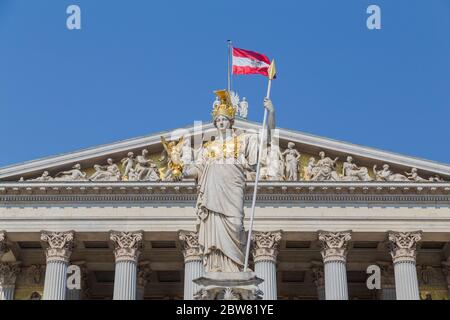 VIENNA, AUSTRIA - 8 AGOSTO 2015: Parte del Parlamento austriaco durante il giorno con la bandiera austriaca in cima Foto Stock