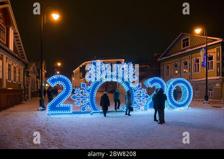 KAZAN, RUSSIA - 3 GENNAIO 2020: Vecchie case in legno multicolore e numeri incandescenti del nuovo anno nella zona 'Tatarskaya Sloboda' a Kazan su un clou Foto Stock