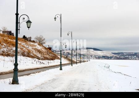 Autostrada per l'isola di Sviyazhsk sulle rive del fiume Volga in una giornata invernale Foto Stock