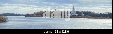 Monastero di San Giorgio e il fiume Volkhov in un panorama primaverile. La zona circostante di Veliky Novgorod, Russia Foto Stock