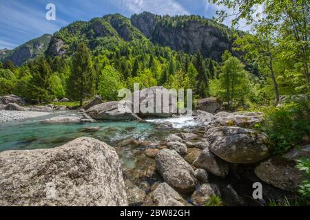 Una fantastica immagine grandangolare delle montagne della Val di Mello, Valtellina, Italia Foto Stock