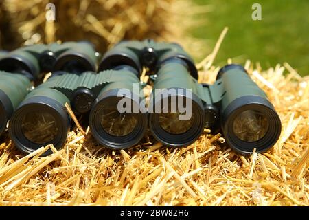 Binocoli marrone Erba cuoio all'aperto . Binocoli sull'haystack. Foto Stock