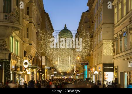 VIENNA, AUSTRIA - 2 DICEMBRE 2016: Una vista lungo Kohlmarkt a Vienna a Natale. Molte persone, decorazioni e l'esterno dei negozi possono essere visti. Foto Stock