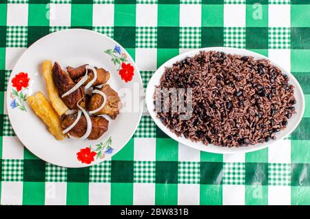 Cucina tradizionale cubana come viene servita nei paladari popolari Foto Stock