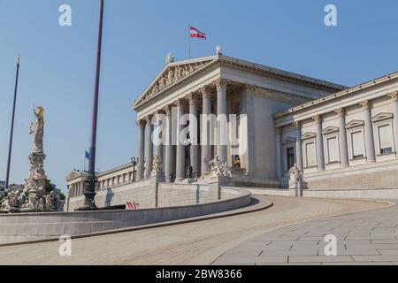 VIENNA, AUSTRIA - 8 AGOSTO 2015: L'esterno del palazzo del Parlamento austriaco durante il giorno. Le persone possono essere viste all'esterno. Foto Stock