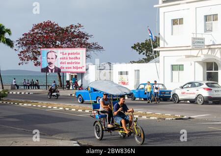 Scena tipica a Cienfuegos, intorno al famoso Malecon Foto Stock
