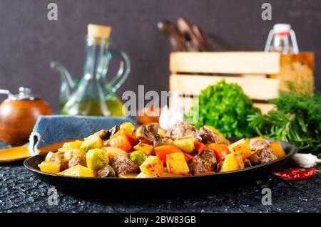 verdure fritte con funghi e polpette Foto Stock