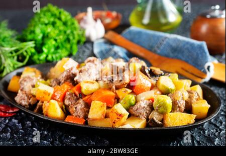 verdure fritte con funghi e polpette Foto Stock