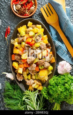 verdure fritte con funghi e polpette Foto Stock