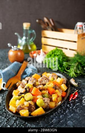 verdure fritte con funghi e polpette Foto Stock