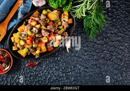 verdure fritte con funghi e polpette Foto Stock